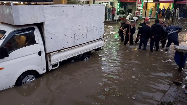 Zonguldak'taki Şiddetli Yağış Hayatı Felç Etti