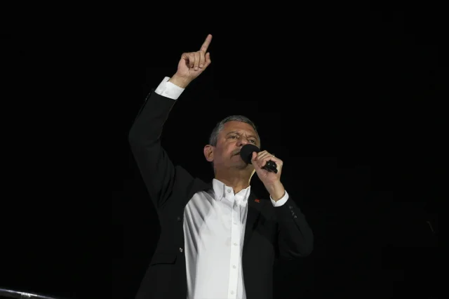 Özgür Özel'den Şişli Mitinginde Sert Çıkış