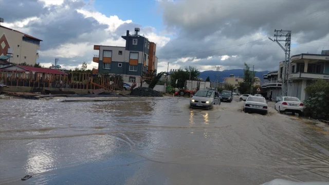 Hatay'da Kasırga Alarmı: Şiddetli Rüzgar ve Sağanak Zarara Yol Açtı
