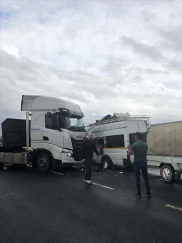 Nevşehir'de Tarım İşçilerini Taşıyan Minibüsün Karıştığı Kaza Herkesi Sarstı