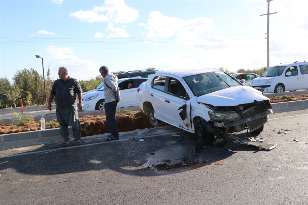 Kilis'te Trafik Kazasında Yaralanan İki Kişi Hayatta Kalma Mücadelesi Veriyor