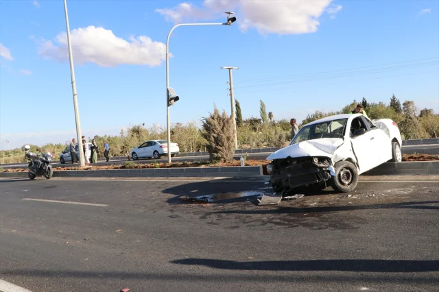Kilis'te Trafik Kazasında Yaralanan İki Kişi Hayatta Kalma Mücadelesi Veriyor