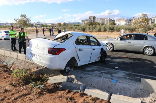 Kilis'te Trafik Kazasında Yaralanan İki Kişi Hayatta Kalma Mücadelesi Veriyor