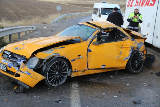 Sivas'ta İki Otomobil Çarpıştı Sürücülerin Durumu Kritik