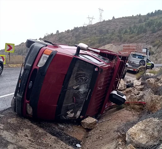 Eskipazar'da Dehşet Anları: Kamyonet Su Kanalına Devrildi