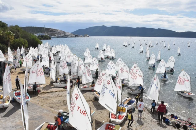 Bodrum'da Rüzgârlar Yelkenciler İçin Esiyor: Optimist Yarışlarına Yoğun İlgi