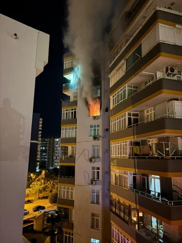 Adana'nın göbeğinde çıkan yangın mahalleliyi sokağa döktü
