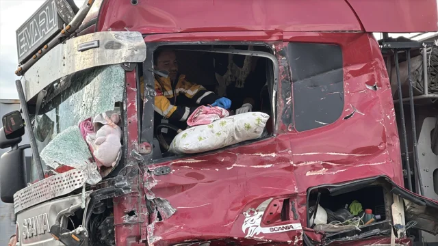 Bolu'da Tır Kazası: Demir Bariyerlere Çarpan Sürücü Yaraland...