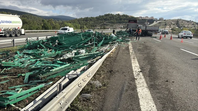 Bolu'da Tır Kazası: Demir Bariyerlere Çarpan Sürücü Yaralandı