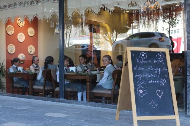 Ağrı'da ilham veren etkinlik: Kadın işletmeci kız çocukları için fark yarattı