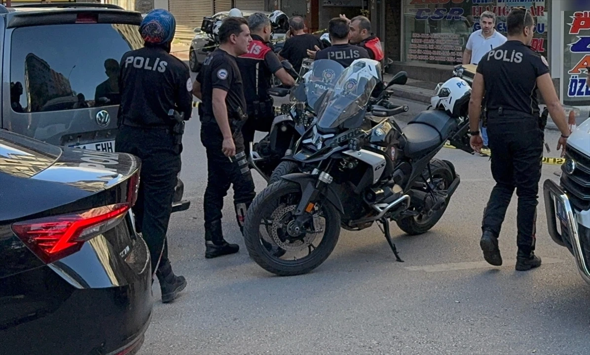 Adana'da Kafeye Silahlı Saldırının Şaşırtan Görüntüleri Ortaya Çıktı