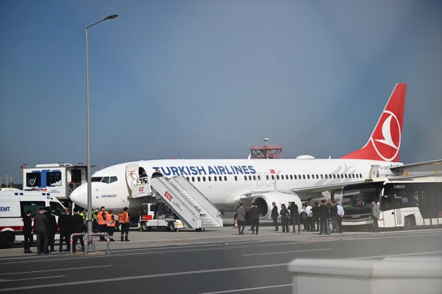 İsrail'in El Koyduğu Aktivistler İstanbul'da Coşkulu Karşılamayla Döndü