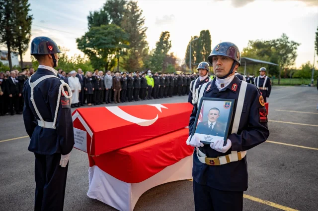 Sakarya'da trafik kazasında şehit olan kahraman jandarmaların anısına duygusal tören