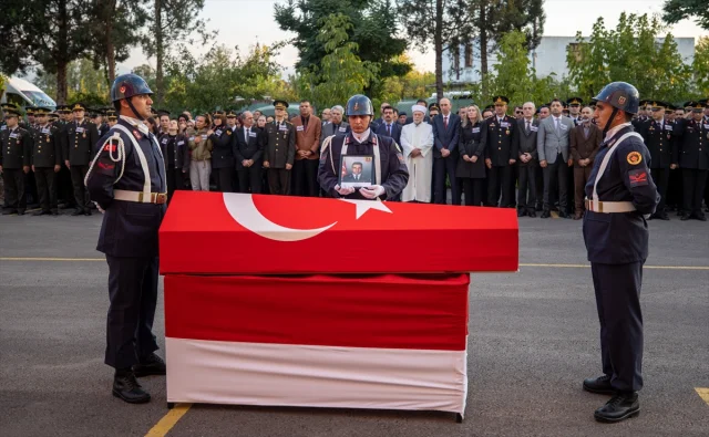 Sakarya'da trafik kazasında şehit olan kahraman jandarmaların anısına duygusal tören