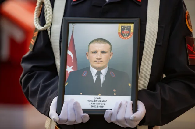 Sakarya'da trafik kazasında şehit olan kahraman jandarmaların anısına duygusal tören