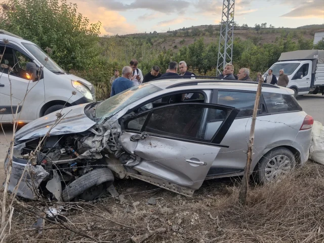 Tokat'ta korkunç kaza: Minibüs ve otomobil çarpıştı, 5 yaralı