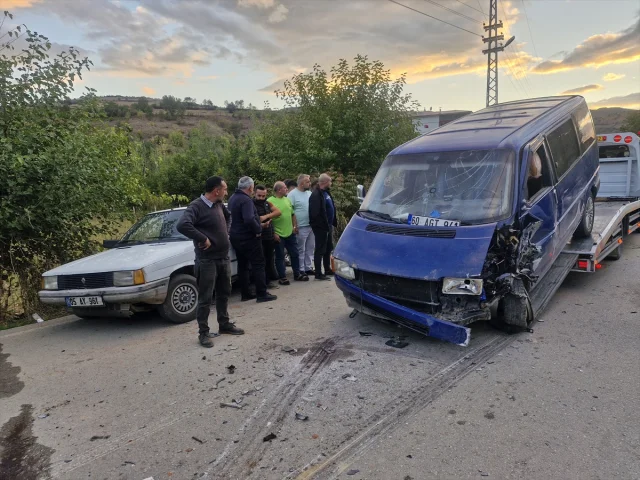 Tokat'ta korkunç kaza: Minibüs ve otomobil çarpıştı, 5 yaralı