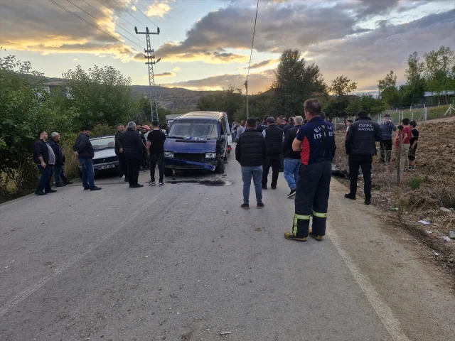 Tokat'ta korkunç kaza: Minibüs ve otomobil çarpıştı, 5 yaralı