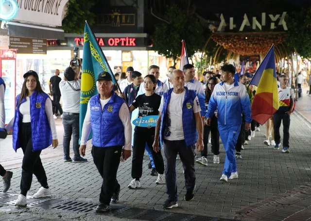 Antalya’da Yamaç Paraşütü Heyecanı Başladı