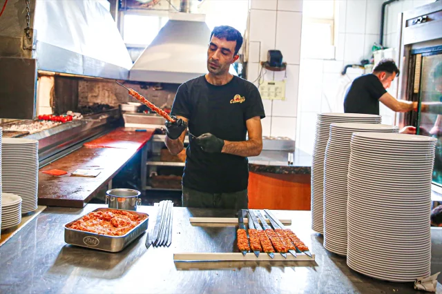 Adana'nın 24 Saat Lezzet Dolup Taşan Sokakları