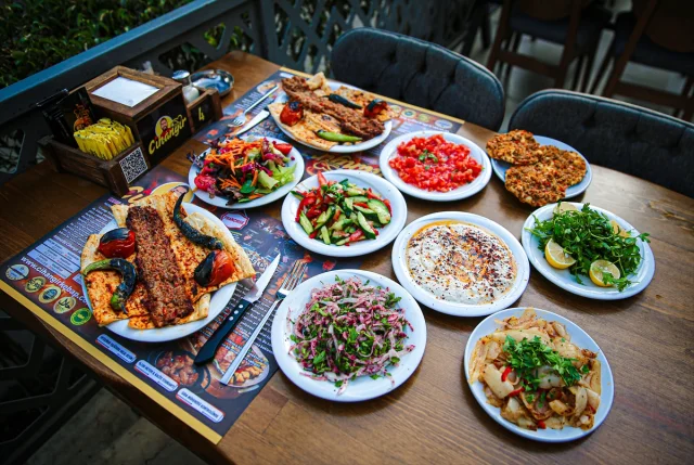 Adana'nın 24 Saat Lezzet Dolup Taşan Sokakları