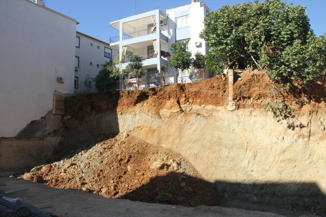 Antalya'da Göçük Felaketi Ardından Evlerinden Olan Ailelerin Zorlu Bekleyişi