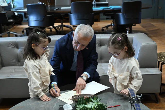 Bakan Uraloğlu'nun Minik Konukları Sosyal Medyada İlgi Odağı Oldu