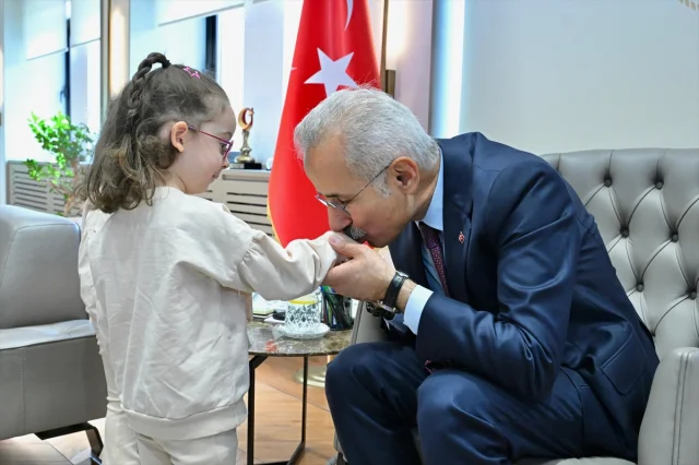 Bakan Uraloğlu'nun Minik Konukları Sosyal Medyada İlgi Odağı Oldu