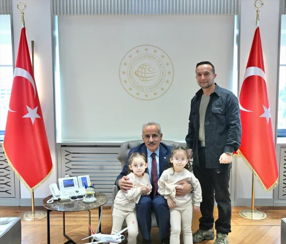 Bakan Uraloğlu'nun Minik Konukları Sosyal Medyada İlgi Odağı Oldu
