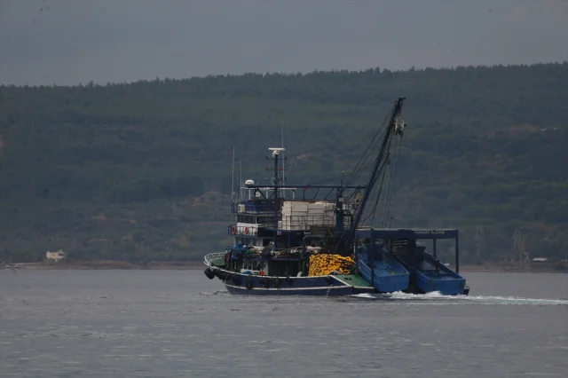 Çanakkale Boğazı'nda dram: Denizde kurtarılan yabancının mücadelesi
