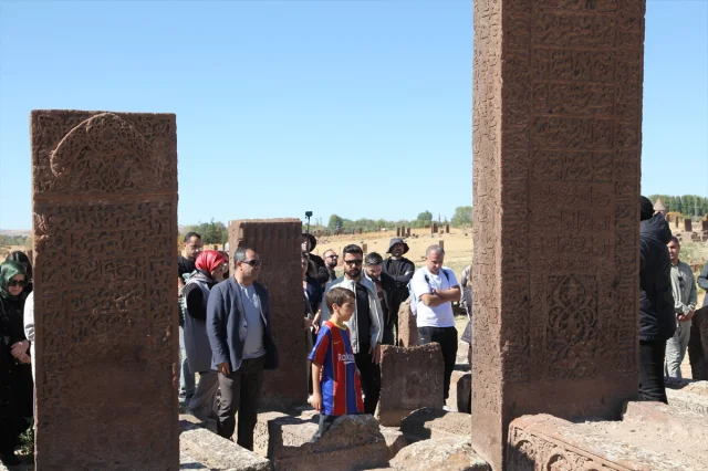 Doğaseverler Ahlat'ın Gizemli Tarihine Hayran Kaldı
