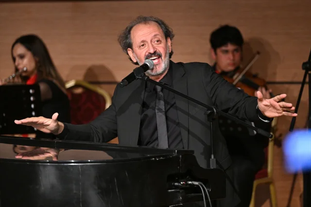 Yusuf Tekin, Nevşehir'deki sanat etkinliğinde duygusal mesajlar verdi