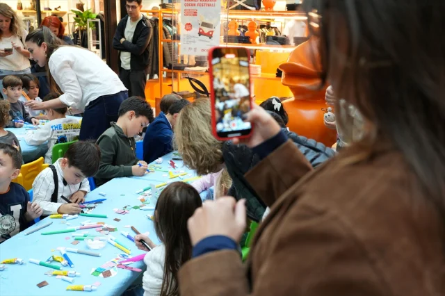 Akiş GYO'nun Kırmızı Karavan Projesi Çocuklara Umut Aşılıyor