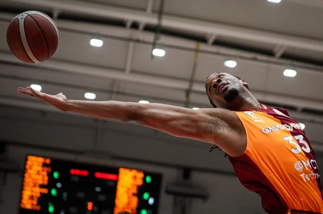 Galatasaray Aliağa Petkimspor'u Zorlu Maçta Geçti