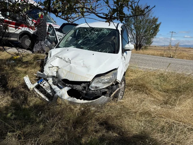 Uşak'ta Şoke Eden Kaza: İki Otomobil Çarpıştı, 5 Kişi Hastan...