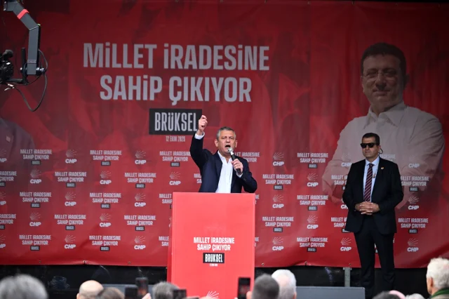 Özgür Özel'in Brüksel'de Gençlere Çağrısı: Siyasetten Uzak Durmayın