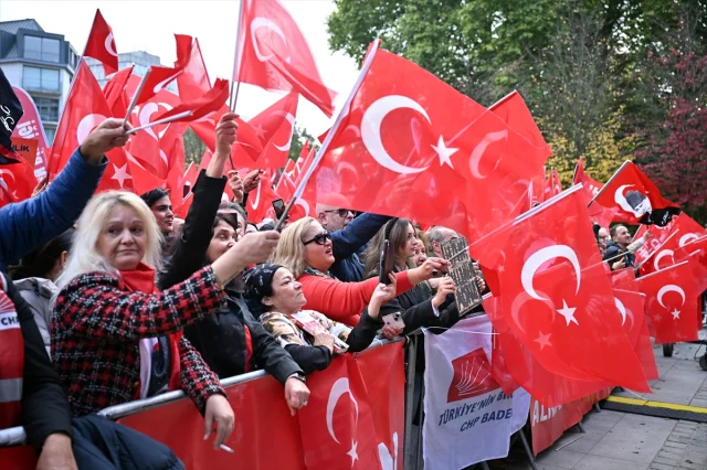 Özgür Özel'in Brüksel'de Gençlere Çağrısı: Siyasetten Uzak Durmayın