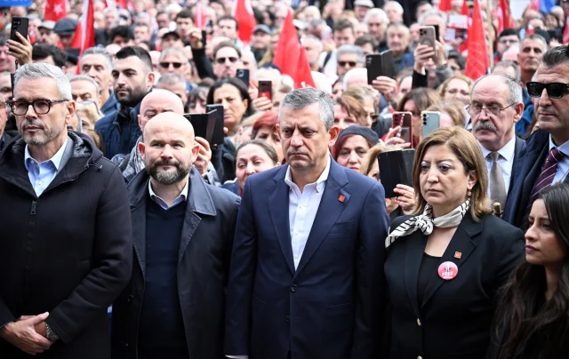 Özgür Özel'in Brüksel'de Gençlere Çağrısı: Siyasetten Uzak Durmayın