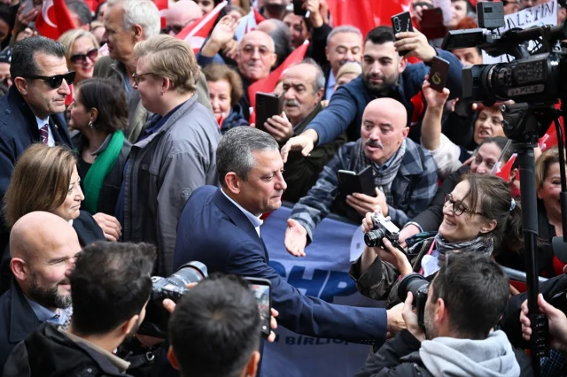 Özgür Özel'in Brüksel'de Gençlere Çağrısı: Siyasetten Uzak Durmayın
