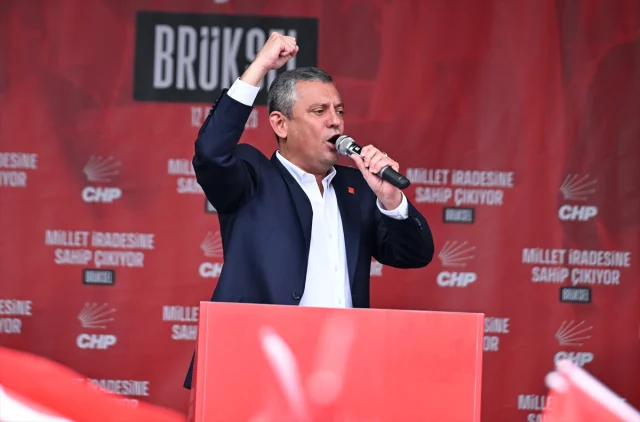 Özgür Özel'in Brüksel'de Gençlere Çağrısı: Siyasetten Uzak Durmayın