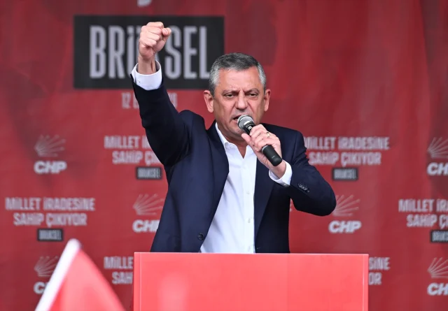 Özgür Özel'in Brüksel'de Gençlere Çağrısı: Siyasetten Uzak Durmayın