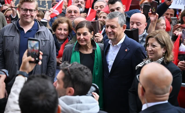 Özgür Özel'in Brüksel'de Gençlere Çağrısı: Siyasetten Uzak Durmayın