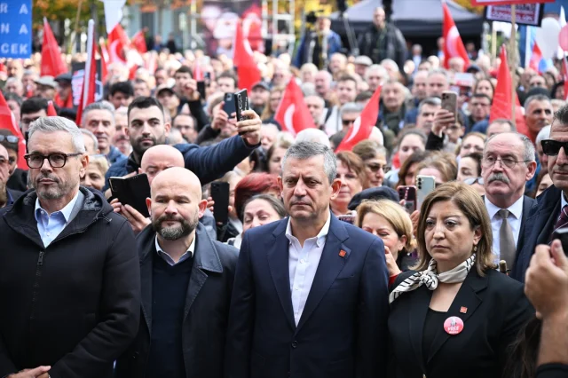 Özgür Özel'in Brüksel'de Gençlere Çağrısı: Siyasetten Uzak Durmayın