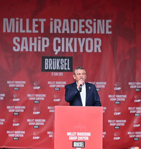 Özgür Özel'in Brüksel'de Gençlere Çağrısı: Siyasetten Uzak Durmayın
