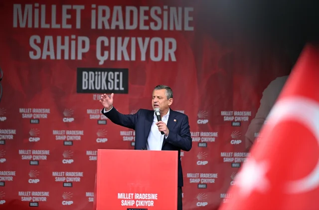 Özgür Özel'in Brüksel'de Gençlere Çağrısı: Siyasetten Uzak Durmayın