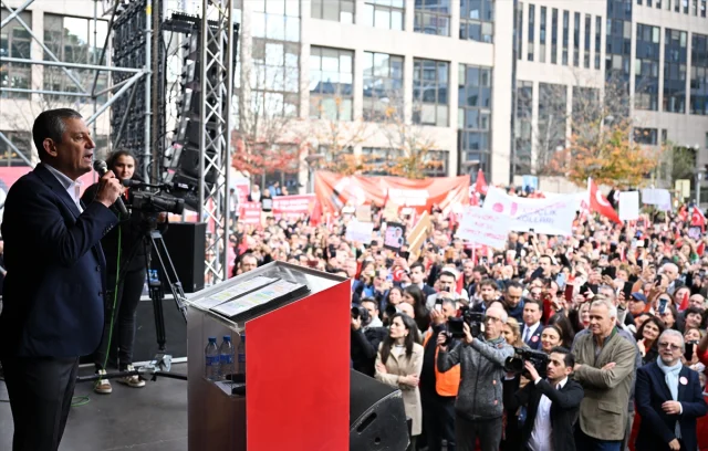 Özgür Özel'in Brüksel'de Gençlere Çağrısı: Siyasetten Uzak Durmayın