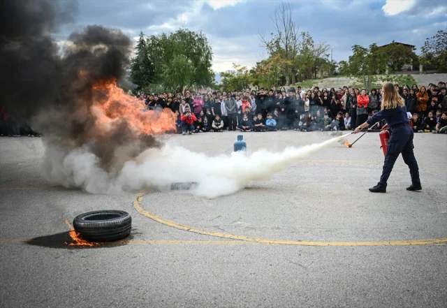 Okullarda Tahliye Tatbikatı: Öğrenciler Afetlere Hazırlık İç...