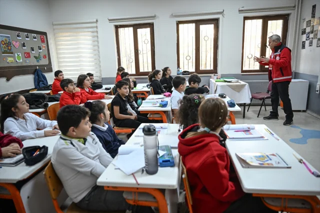 Okullarda Tahliye Tatbikatı: Öğrenciler Afetlere Hazırlık İçin Harekete Geçti