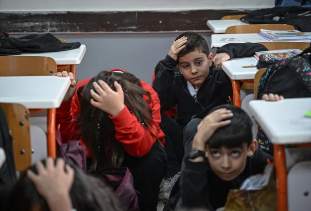 Okullarda Tahliye Tatbikatı: Öğrenciler Afetlere Hazırlık İçin Harekete Geçti