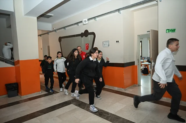 Okullarda Tahliye Tatbikatı: Öğrenciler Afetlere Hazırlık İçin Harekete Geçti